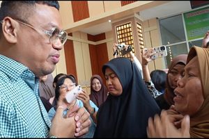 Tangis dan Maaf Ibu Penjarah Rumah Uya Kuya: Maafkan Pak, Anak Saya 3 Bulan Enggak Pulang