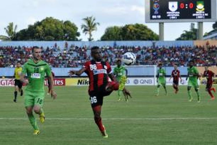 Kapten Persipura Jayapura, Boaz Salossa terus mendapat pengawalan dari palang pintu Maziya S&R, Zhivko Dinev. Laga antara tuan rumah Persipura Jayapura menghadapi Maziya S&R berakhir imbang tanpa gol berkat penampilan disiplin pemain belakang tim tamu. 