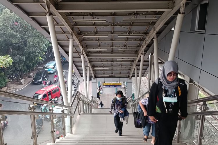 Pintu masuk dan keluar Stasiun Cakung via Jalan Raya Stasiun Cakung, Jakarta Timur, Jumat (19/5/2023).