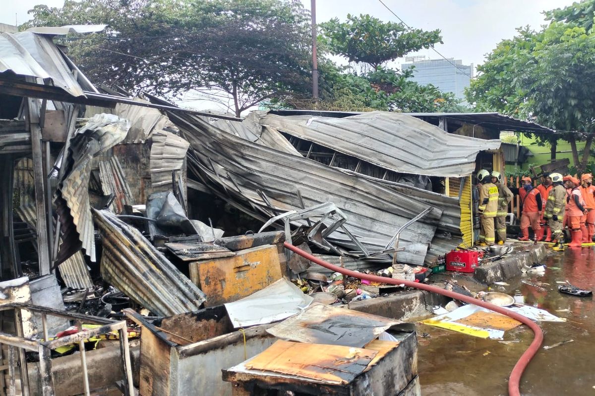 Sebanyak empat kios hangus terbakar diduga akibat kebocoran gas saat salah satu kios sedang memasak di Terminal Senen, Jalan Stasiun Pasar Senen Raya, Senen, Jakarta Pusat, Selasa (20/12/2022).