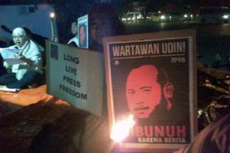 AJI Makassar menggelar malam renungan, untuk mengenang 17 tahun terbunuhnya Fuad Muhammad Syarifuddin alias Udin pada 1996 silam.