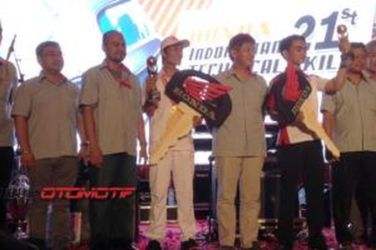 Pemenang kontes mekanik Honda di Makassar, 2014.