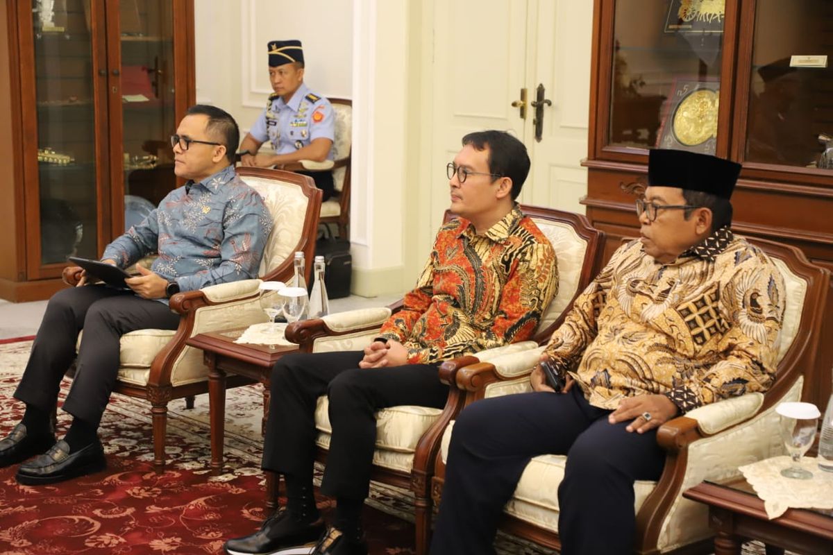 Wapres Ma'ruf Amin bersama Menpan-RB Abdullah Azwar Anas bertemu Kepala Badan Pelayanan Publik dan Inovasi Sosial Azerbaijan Ulbi Mehdiyev, Senin (1/7/2024).