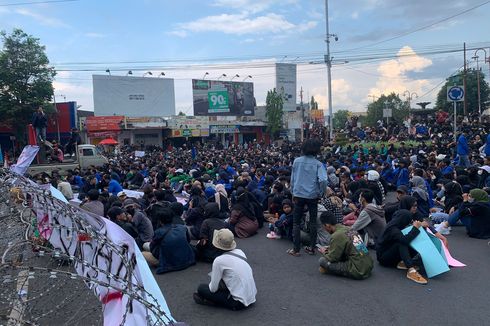 Mahasiswa Demo di DPRD Jember, Tolak Penundaan Pemilu hingga Kenaikan Harga BBM