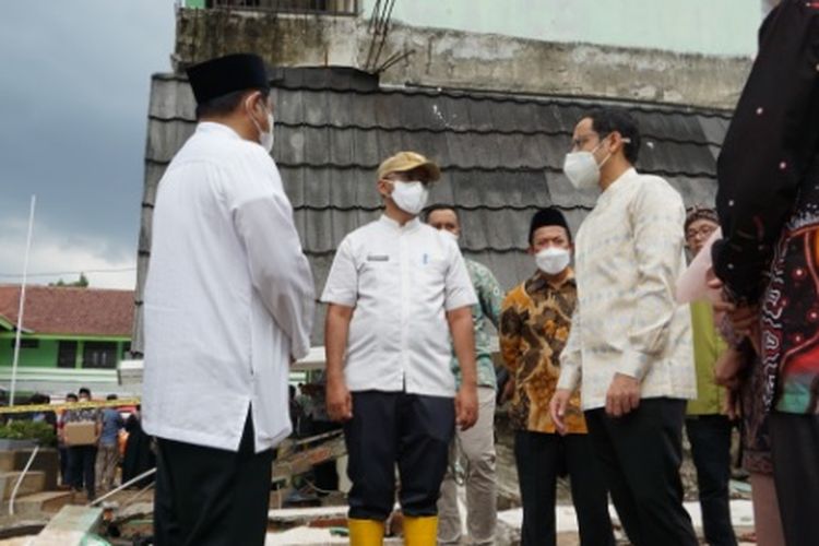 Mendikbud Ristek, Nadiem Makarim melakukan kunjungan ke MTsN 19 Jakarta yang berlokasi di Pondok Labu, Jakarta Selatan.