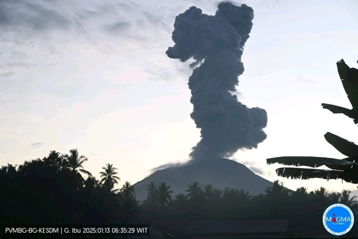 Pagi Ini, Gunung Ibu Meletus Lagi Disertai Dentuman dan Lontaran Abu Vulkanik