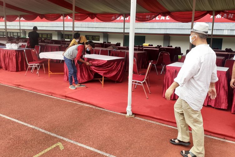 Walikota Bekasi sedang meninjau persiapan vaksinasi masal di Stadion Patriot Candrabhaga, Jumat (18/6/2021). Vaksinasi massal akan berlangsung pada Sabtu (19/6/2021).