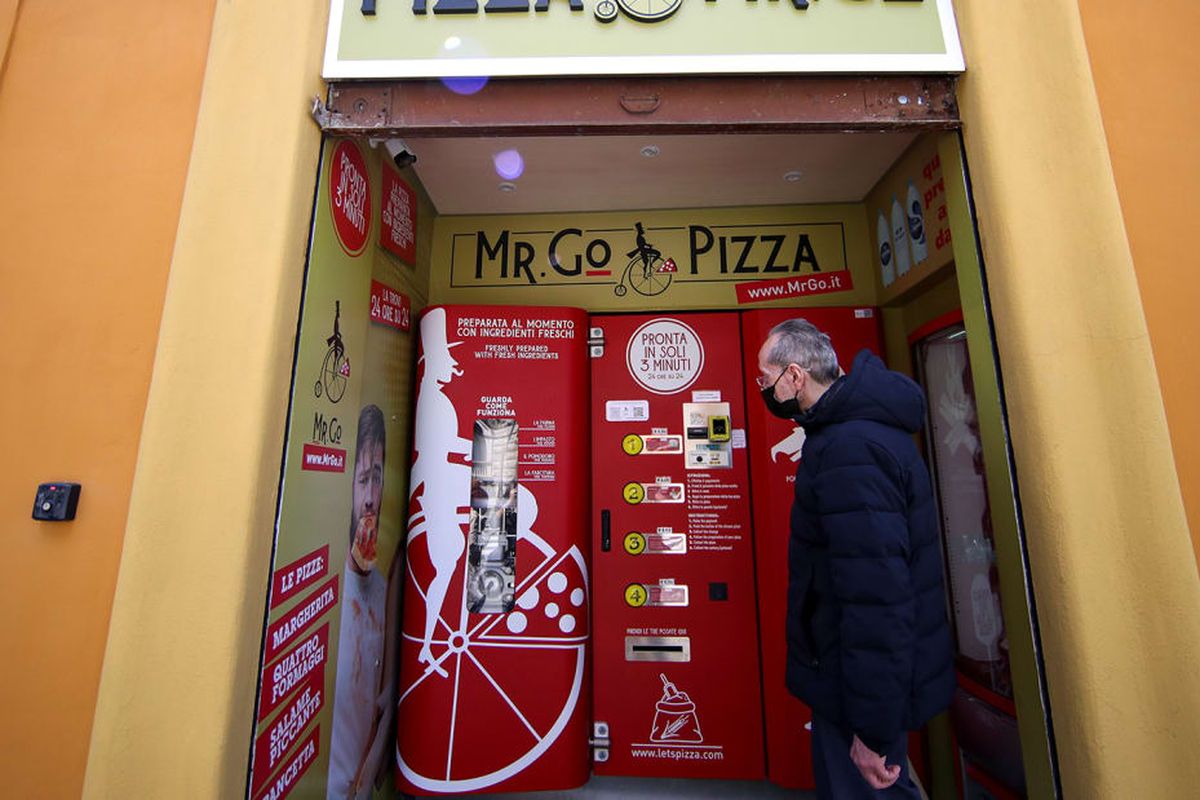 ilustrasi mesin penjual pizza otomatis di Roma. 