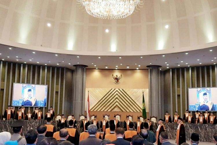 Pelantikan lima hakim agung dan tiga hakim ad hoc Mahkamah Agung di Gedung Mahkamah Agung, Jakarta Pusat, Kamis (13/3/2020). 
