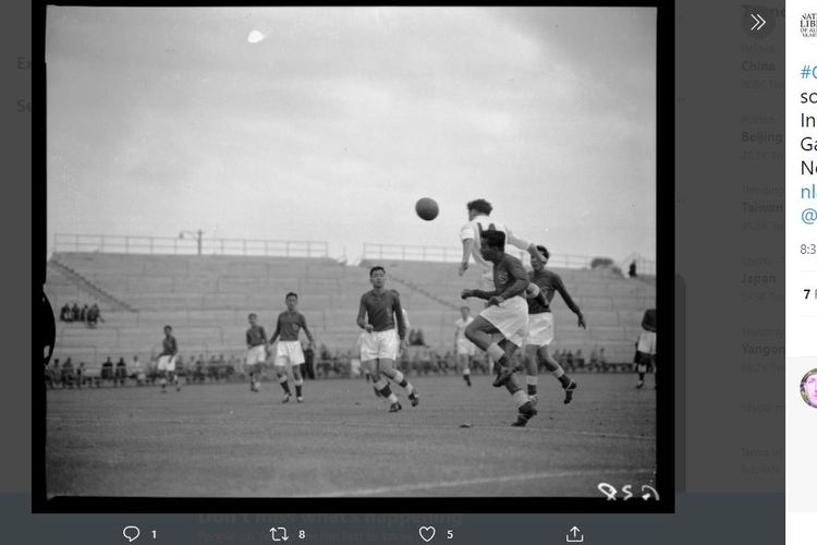 Timnas Indonesia menghadapi Uni Soviet pada pertandingan perempat final sepak bola Olimpiade 1956 di Stadion Olympic Park, Melbourne, 29 November 1956. (Foto: Tangakapan layar Twitter NLA Jakarta Office)