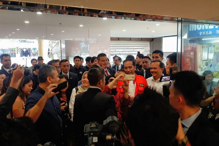 Presiden Joko Widodo saat mengunjungi Lucky Plaza, Orchard Road, Singapura, Selasa (13/11/2018).