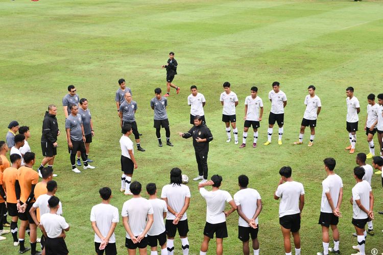 Para pemain timnas U22 Indonesia saat menjalani pemusatan latihan untuk persiapan SEA Games 2023 bersama sang pelatih, Indra Sjafri. 