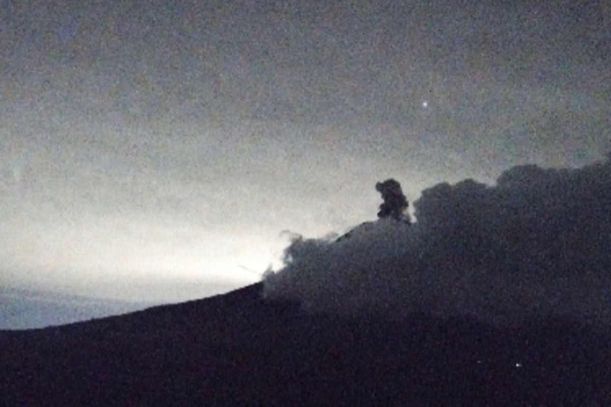 Visual erupsi Gunung Semeru dengan letusan setinggi 800 meter, Minggu (20/4/2025).