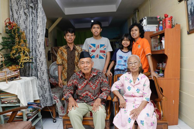 Andi (kiri, belakang) bersama ayah dan kedua anaknya terkena ledakan bom saat mereka hendak mengikuti ibadah di gereja. 