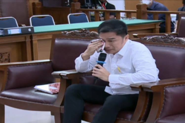 Mantan Wakil Kepala Detasemen (Wakaden) B pada Biro Pengamanan Internal (Paminal) pada Divisi Profesi dan Pengamanan (Propam) Polri Arif Rachman Arifin menangis dalam persidangan di Pengadilan Negeri (PN) Jakarta Selatan, Jumat (13/1/2023). Arif Rachman diperiksa sebagai terdakwa kasus obstruction of justice atau perintangan penyidikan terkait pembunuhan Nofriansyah Yosua Hutabarat atau Brigadir J.