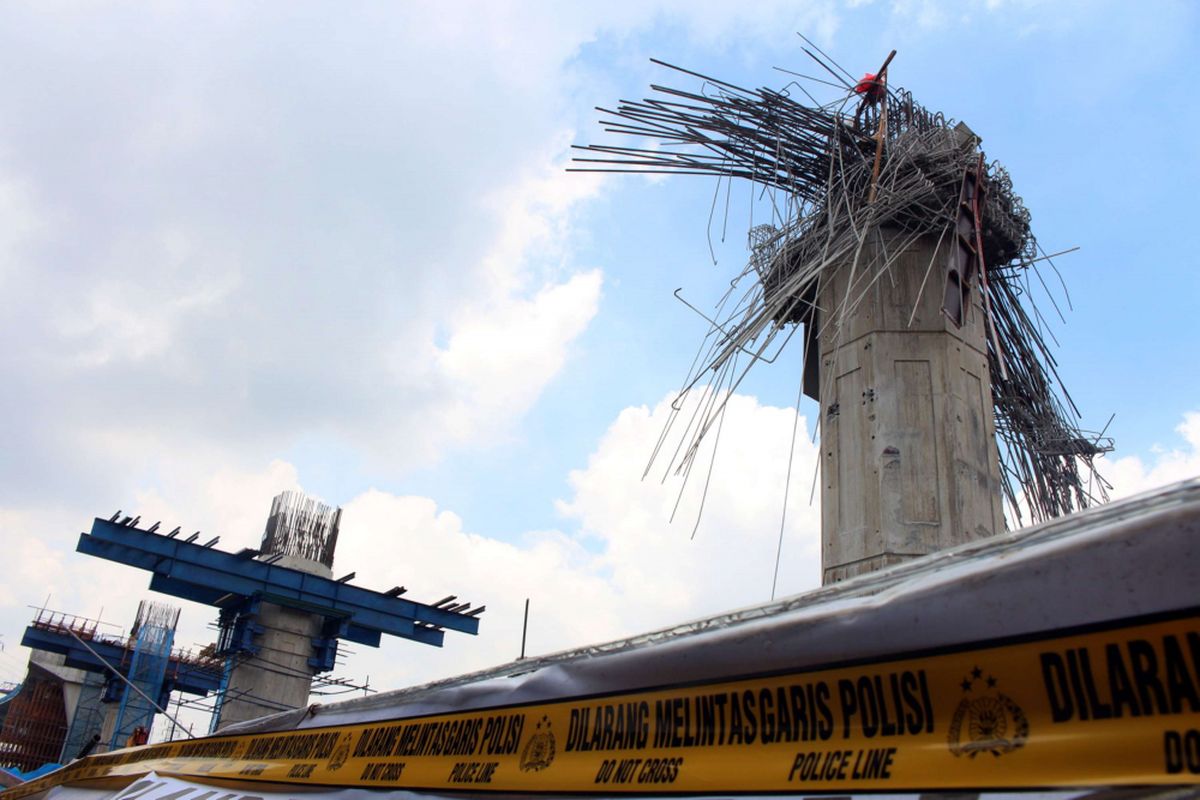 Kondisi pasca robohnya cetakan beton tiang pancang  proyek Jalan Tol Becakayu, di Jalan DI Panjaitan, Jakarta, Selasa (20/02/2018). Peristiwa tersebut terjadi pada pukul 03.00 WIB saat pekerja sedang melakukan pengecoran. Terdapat tujuh korban yang dilarikan ke Rumah Sakit UKI dan Polri.