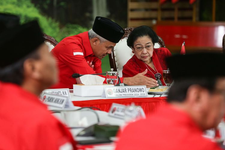 Bakal Calon Presiden PDI-P Ganjar Pranowo dan Ketua Umum PDI-P Megawati Soekarnoputri saat menggelar pertemuan kerjasama politik dengan PPP di Kantor Dewan Pimpinan Pusat (DPP) Partai Demokrasi Indonesia Perjuangan (PDI-P), Jakarta, Minggu (30/4/2023). Pertemuan ini untuk merumuskan agenda dan tahapan pemenangan terhadap Ganjar Pranowo.