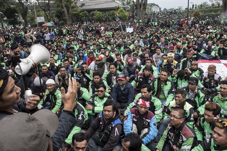 Sejumlah pengemudi transportasi online yang tergabung dalam Gerakan Bersama seluruh Driver Online (GERAM Online) melakukan aksi damai di depan Gedung Sate, Bandung, Jawa Barat, Senin (16/10/2017). Aksi damai yang diikuti ribuan orang tersebut bertujuan untuk meminta kepada pemerintah agar dapat segera menyelesaikan permasalahan peraturan mengenai transportasi online sehingga para pengemudi dapat beroperasi secara aman.