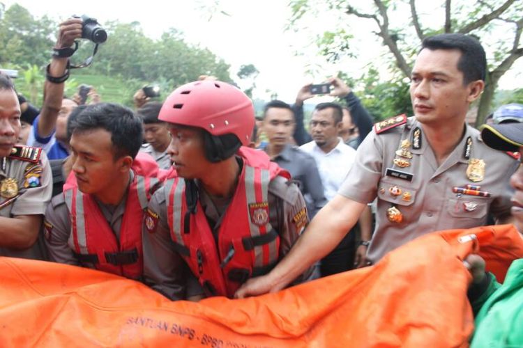 Kapolres Madiun, AKBP I Made Agus Prasetya membantu mengangkat jenazah korban tenggelam di sungai di Wana Wisata Grape, Kecamatan Wungu, Kabupaten Madiun, Senin ( 10/4/2017) sore.