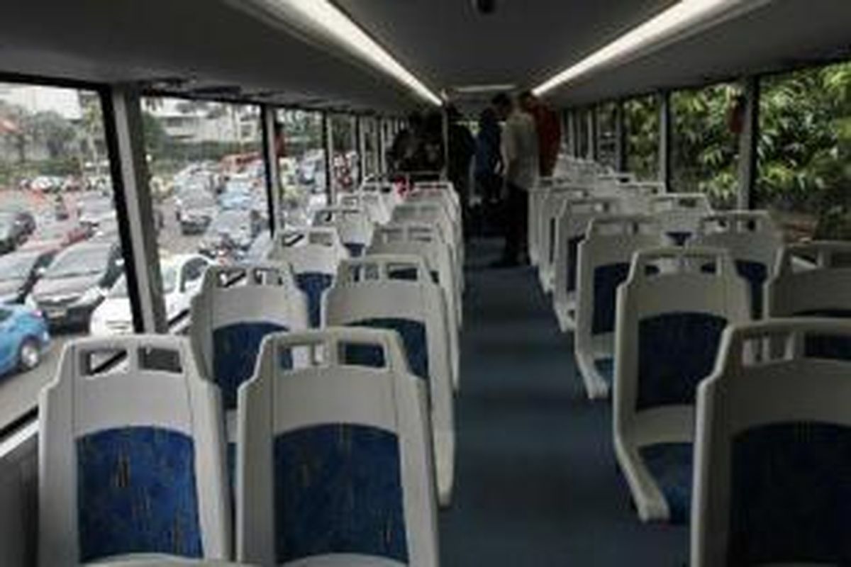 Interior bus tingkat wisata saat diperkenalkan kepada masyarakat di sekitar Bundaran HI, Jakarta Pusat, Kamis (16/1/2014). Pemprov DKI Jakarta mendatangkan lima bus tingkat dari China untuk meningkatkan pariwisata, yang akan mulai dioperasikan awal Februari.