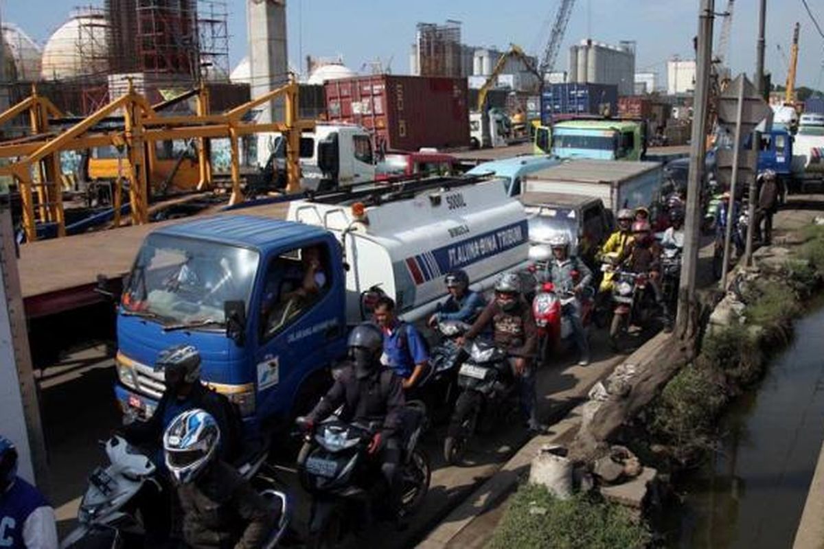 Kendaraan terjebak kemacetan di Jalan Cilincing Raya, Jakarta Utara, Kamis (30/5/2013). Kemacetan tersebut imbas dari pengerjaan jalan tol akses ke Pelabuhan Tanjung Priok.

