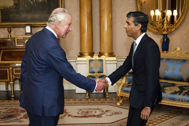Raja Charles III menyambut Rishi Sunak selama audiensi di Istana Buckingham, London, di mana ia mengundang pemimpin Partai Konservatif yang baru terpilih untuk menjadi Perdana Menteri dan membentuk pemerintahan baru, Selasa, 25 Oktober 2022.