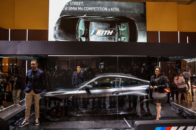 Presiden Direktur BMW Group Indonesia, Ramesh Divyanathan (kiri), Vice President of Sales BMW Indonesia Bayu Riyanto (tengah) dan Director of Communications BMW Indonesia Jodie Otania saat peluncuran Mobil BMW M4 Competition x KITH di ajang GIIAS 2021 di ICE, BSD, Tangerang Selatan, Kamis (11/11/2021). BMW M4 Competition x KITH diproduksi 150 unit di dunia dan menjadi satu satunya di Asia Tenggara.