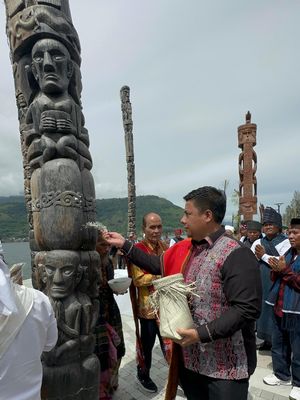 Bupati Samosir Vandiko T. Gultom saat peresmian totem Batak secara adat di Pelataran Totem Dunia, Samosir, dan dilanjutkan dengan peresmian totem Suku Kamoro dari Papua.