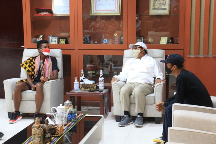 Raju Sena Seran, atlet selancar (kiri), saat bertemu dengan Wakil Gubernur NTT Josef Nae Soi, di kantor Gubernur NTT
