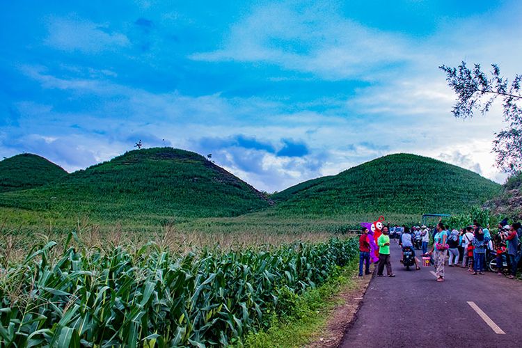 Gunung Bagus yang ramai pengunjung ketika sore di hari libur.