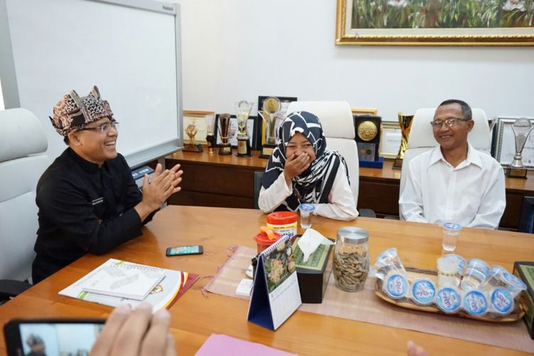 Bupati Anas saat bertemu Afi di Kantor Pemda Banyuwangi Kamis (18/5/2017)