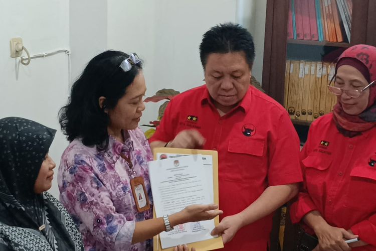 Ketua DPC PDIP Dance Ishak Palit mengirim surat penarikan caleg ke KPU Salatiga