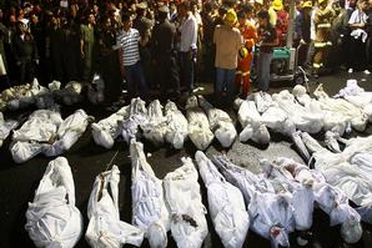 Puluhan jenazah korban kebakaran di sebuah klab malam di Bangkok dibaringkan di jalan, Kamis (1/1).