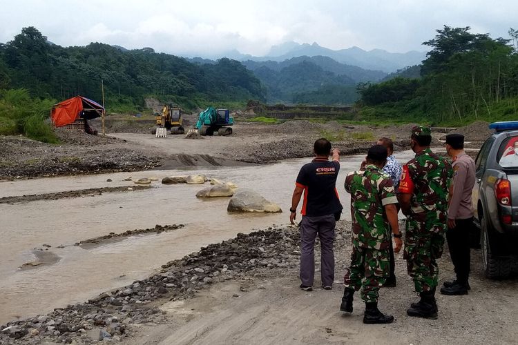 Kapolres Blitar Kota AKBP Argowiyono beserta sejumlah pejabat kepolisian melihat lokasi penambangan pasir ilegal di aliran lahar Gunung Kelud di Desa Penataran, Kecamatan Nglegok, Kabupaten Blitar, Jumat (14/1/2022)