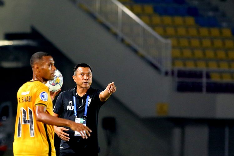 Pelatih Bhayangkara FC Widodo Cahyono Putro saat memberi instruksi pemain saat pertandingan pekan ke-13 Liga 1 2022-2023 melawan Bali United yang berakhir dengan skor 0-3 di Stadion Manahan Solo, Kamis (8/12/2022) malam.
