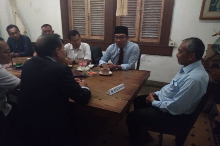 Ridwan Kamil saat bertemu dengan Sudrajat dan Ahmad Syaikhu di Kafe Bali, Bandung, Senin (9/7/2018).