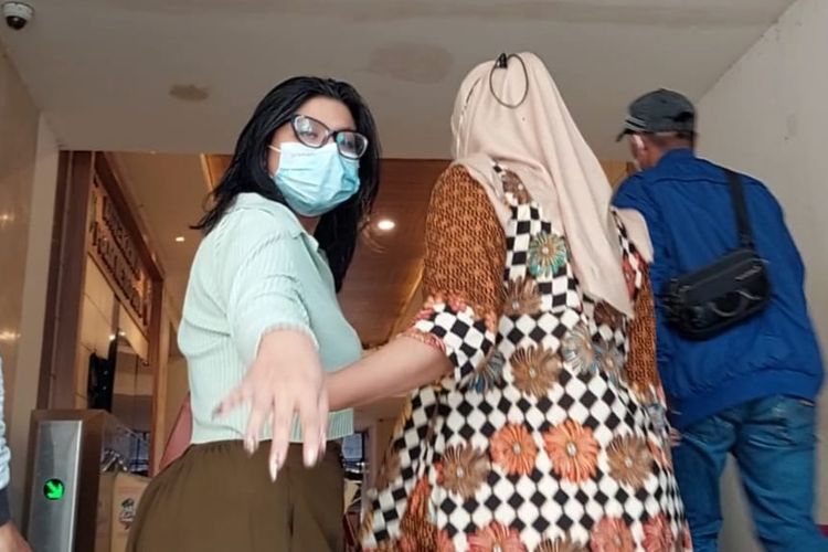 Dea 'OnlyFans' saat berjalan menuju ruang penyidik Subdit Siber Ditreskrimsus Polda Metro Jaya, Jumat (25/3/2022).