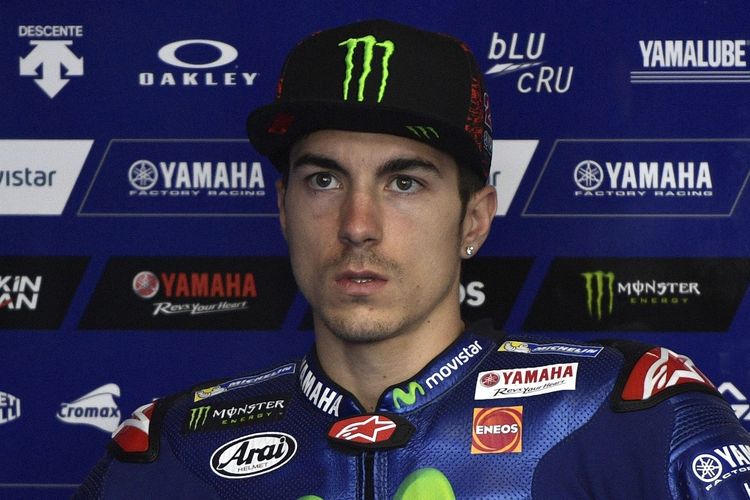 Pebalap Movistar Yamaha MotoGP asal Spanyol, Maverick Vinales, menunggu di paddock Autodromo Termas de Rio Hondo, saat sesi latihan bebas ketiga GP Argentina, Sabtu (8/4/2017)