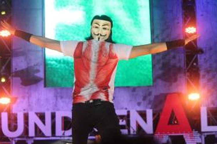 Vokalis band GIGI, Armand Maulana, mengenakan topeng karakter film V For Vendetta ketika menyanyikan lagu 