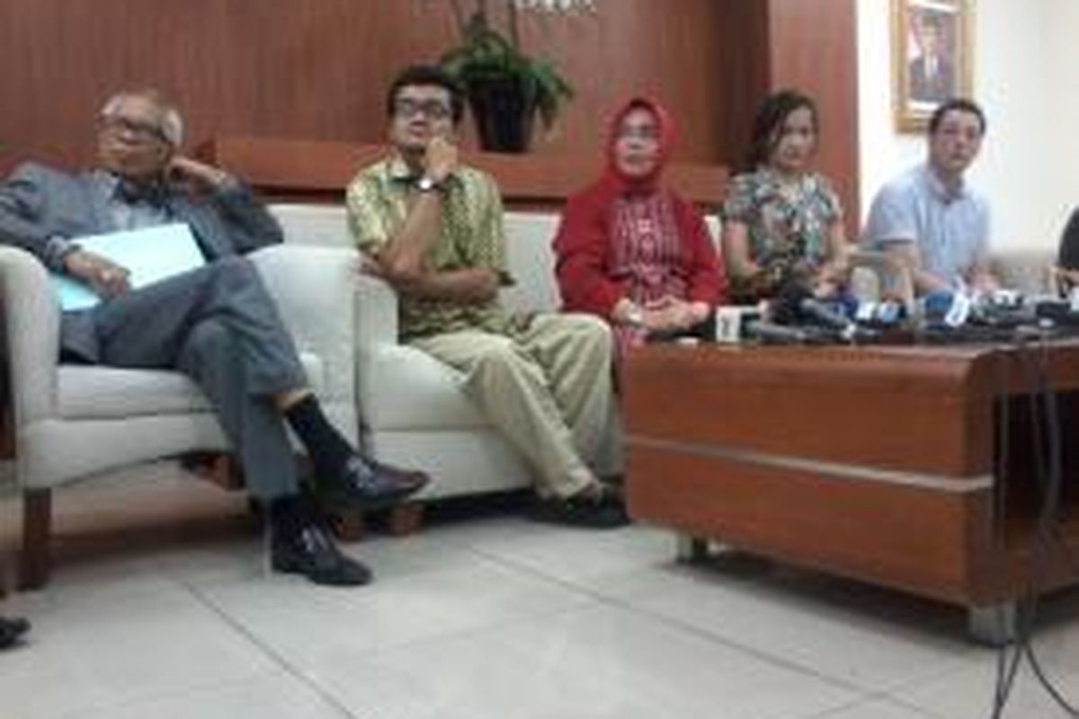 Konferensi pers terkait kasus pelecehan seksual terhadap anak di TK Jakarta International School digelar di Griya Dewantara, Jl. RS Fatmawati, Jakarta Selatan, Sabtu (19/4/2014). Selain orangtua AK dan pengacaranya, hadir pula ahli Psikologi Forensik, Reza Indragiri Amriel, Dirjen PAUDNI, dan KPAI.