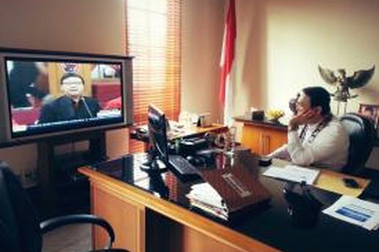Wakil Gubernur DKI Jakarta Basuki Tjahaja Purnama saat menyaksikan deklarasi Joko Widodo sebagai calon presiden dari PDI Perjuangan di ruang kerjanya di Balaikota Jakarta, Jumat (14/3/2014)