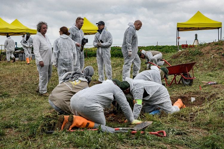 Para pakar forensik mengawasi pembongkaran kuburan massal warga Yazidi yang tewas dibunuh ISIS di desa Kojo, Sinjar, wilayah utara Irak, Jumat (15/3/2019). 