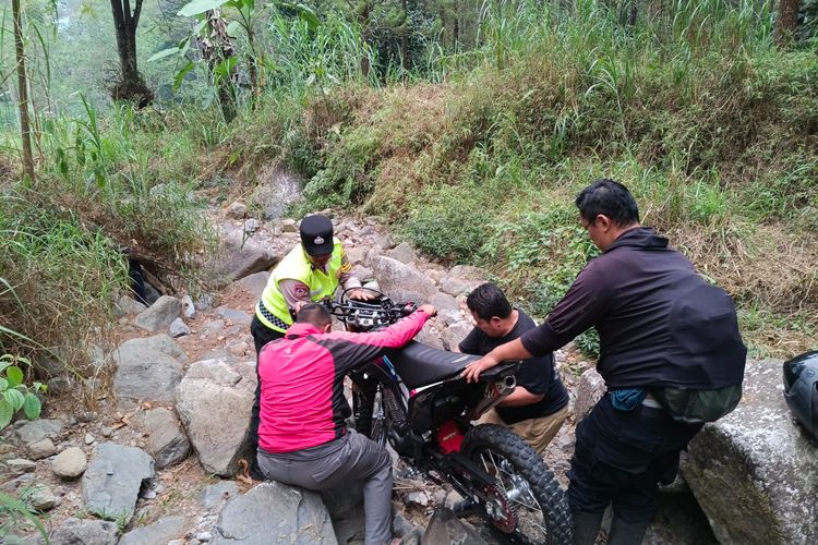 Kronologi Petugas SPPG Tersesat di Hutan Pekalongan, Motor Trail Terjebak di Sungai Kering