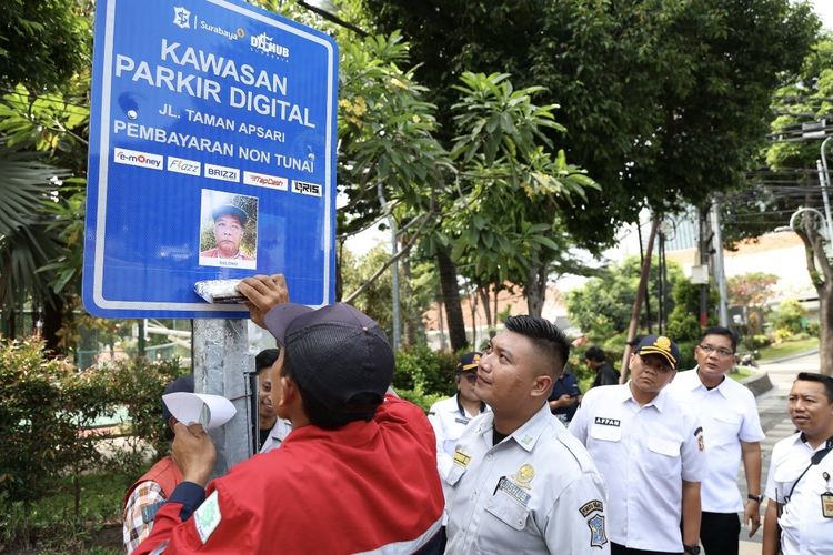 Dishub Pasang Foto Jukir Resmi di Titik Parkir Digital Surabaya
