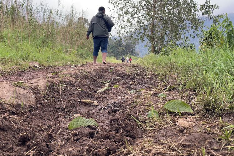 Obyek Wisata Kampung Cai Ranca Upas, Kecamatan Rancabali, Kabupaten Bandung, Jawa Barat akhirnya ditutup sementara sampai waktu yang belum ditentukan.