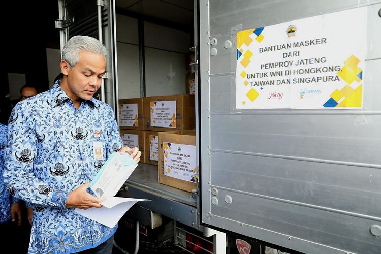 Gubernur Jawa Tengah Ganjar Pranowo saat melepas satu truck berisi masker di halaman Kantor Gubernur Jateng, Senin (17/2/2020).