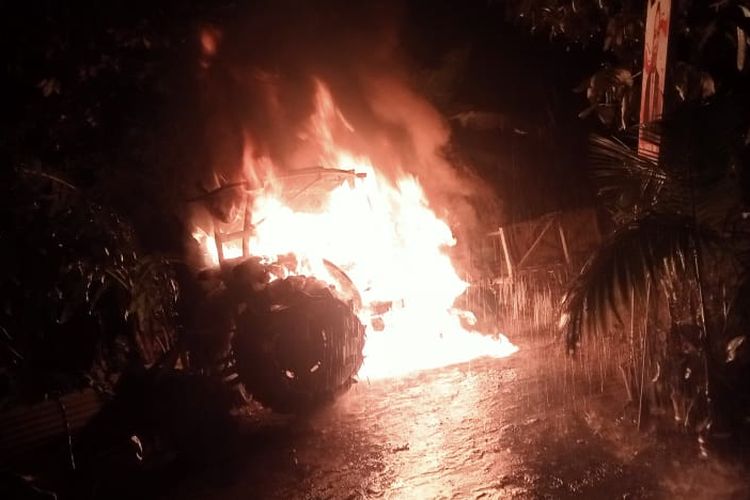 Traktor senilai ratusan juta rupiah milik petani di Kabupaten Gowa, Sulawesi Selatan diduga dibakar oleh orang tak dikenal (OTK). Selasa, 29/8/2023).