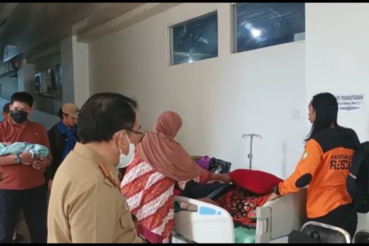 Sejumlah tim SAR berusaha mengevekuasi pasien rumah sakit umum daerah (RSUD) Syekh Yusuf, Kabupaten Gowa, Sulawesi Selatan akibat dampak gempa 7,4 M di Larantuka, Nusa Tenggara Timur. Selasa, (14/12/2021).