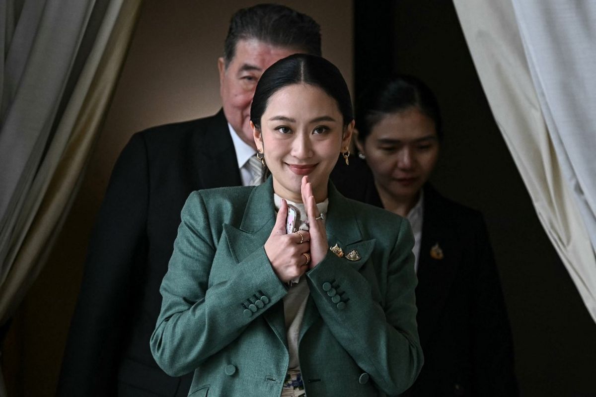 Perdana Menteri Thailand Paetongtarn Shinawatra tiba untuk konferensi pers setelah jabatannya ditangguhkan oleh Mahkamah Konstitusi di Gedung Pemerintah di Bangkok, Selasa (1/6/2025).