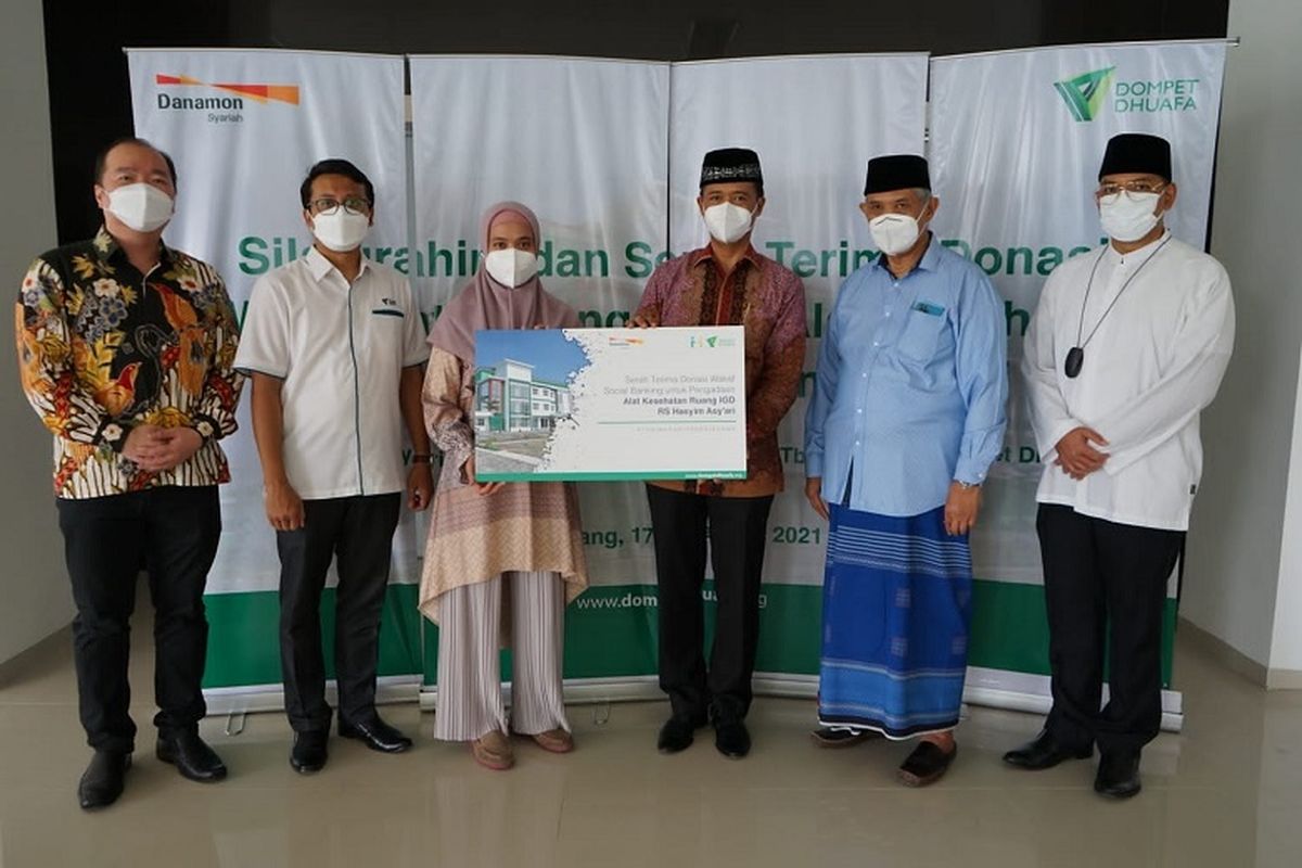 Perwakilan manajemen Bank Danamon Syariah menyerahkan bantuan alat kesehatan untuk ruang IGD RS Hasyim Asyari yang pembangunannya diinisiasi Dompet Dhuafa sebagai pengelola wakaf keluarga besar KH Hasyim Asyari di kawasan Pondok Pesantren Tebiireng Jombang, Jawa Timur.